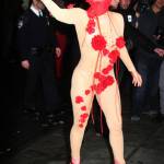 Lady Gaga vestita di rose rosse a New York02