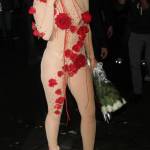 Lady Gaga vestita di rose rosse a New York03