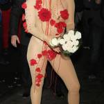 Lady Gaga vestita di rose rosse a New York05