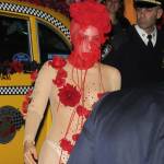 Lady Gaga vestita di rose rosse a New York06