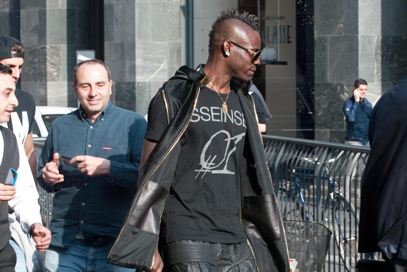 Mario Balotelli in via Montenapoleone06