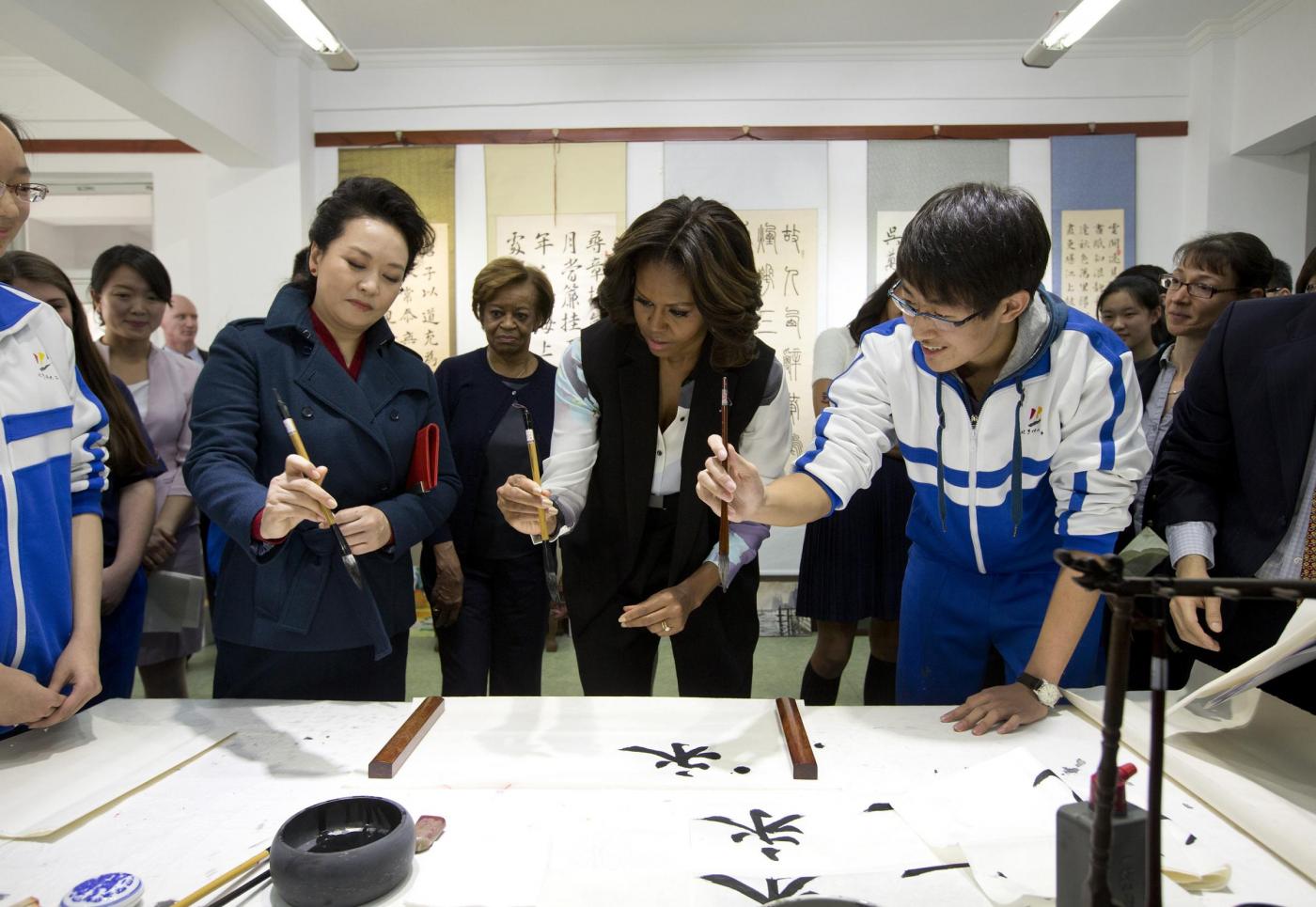 Michelle Obama scrive ideogrammi in una scuola di Pechino04