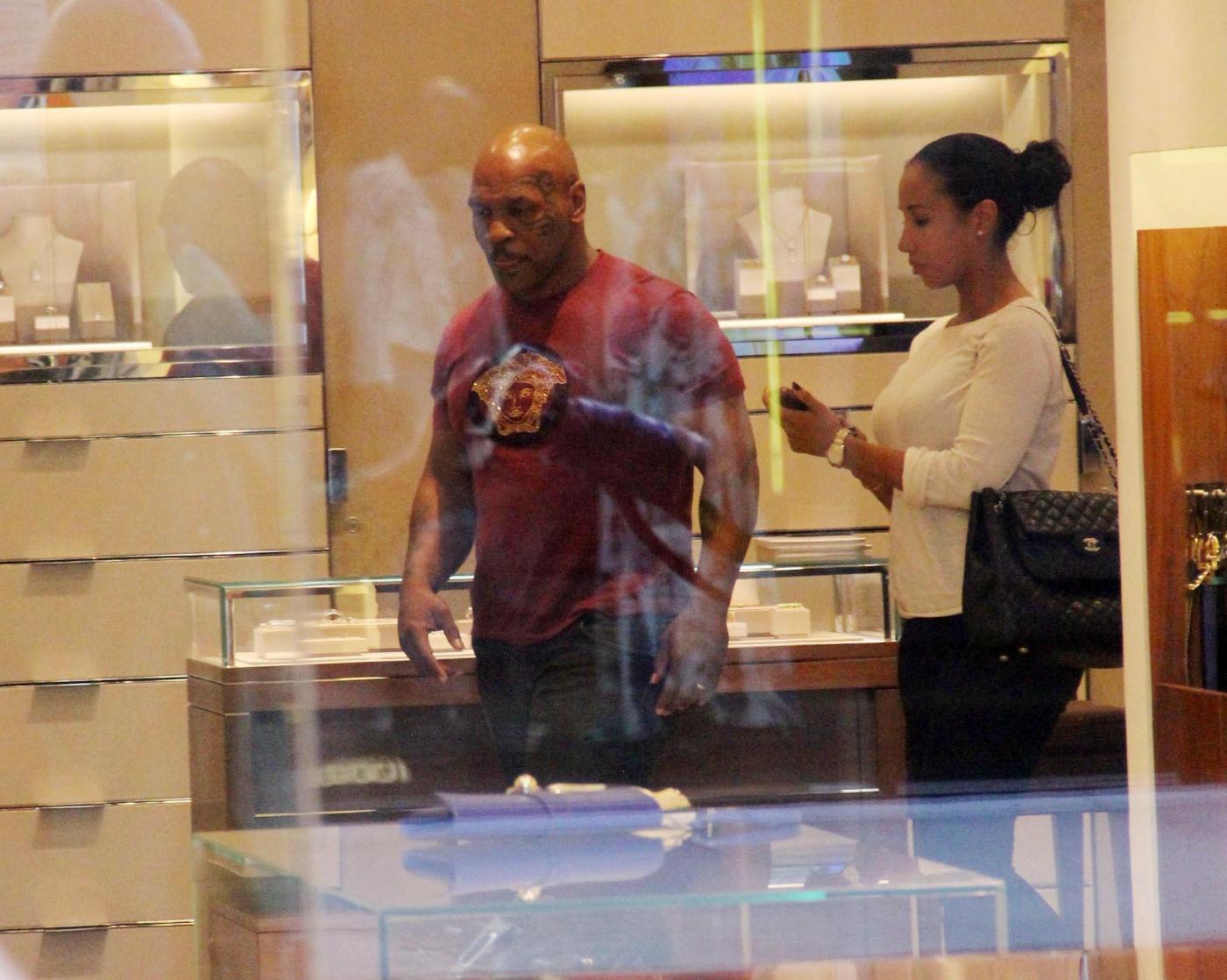 Mike Tyson stregato dalla boutique di Salvatore Ferragamo (foto)07