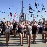 Parigi, lancio del reggiseno contro il tumore al seno01