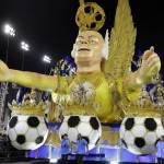 Ronaldo con l'abito color oro sul carro del Carnevale di Rio02