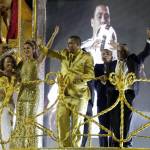 Ronaldo con l'abito color oro sul carro del Carnevale di Rio04