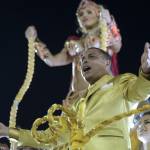 Ronaldo con l'abito color oro sul carro del Carnevale di Rio03