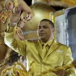 Ronaldo con l'abito color oro sul carro del Carnevale di Rio01