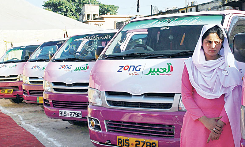 In Pakistan bus rosa per sole donne. Anche alla guida
