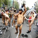 World Nake Bike Ride tutti nudi in bici per protesta contro le auto03