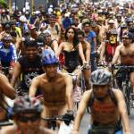 World Nake Bike Ride tutti nudi in bici per protesta contro le auto02