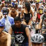 World Nake Bike Ride tutti nudi in bici per protesta contro le auto01