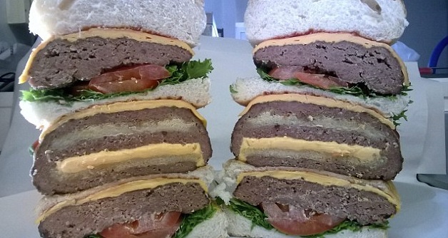 Cheeseburger da 10mila calorie con 2 kg e mezzo di carne (foto)
