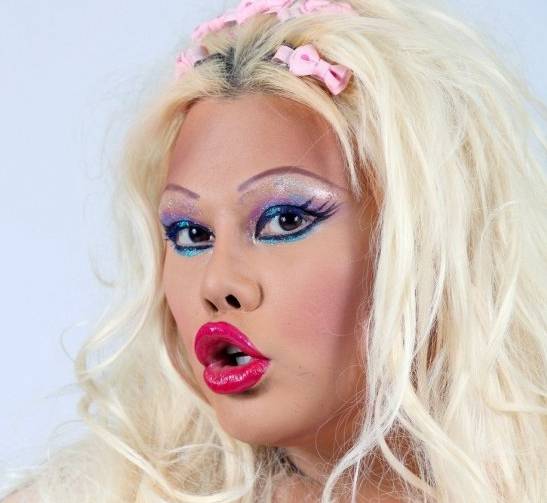 Katella Dash, la trans che ha speso 99mila dollari per sembrare a Barbie
