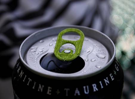 Gli energy drink aumentano il rischio di tossicodipendenza e depressione tra gli adolescenti. Lo rivela uno studio dell'Università di Waterloo, in Ontario, condotto su oltre 8mila studenti di scuole superiori in Canada.