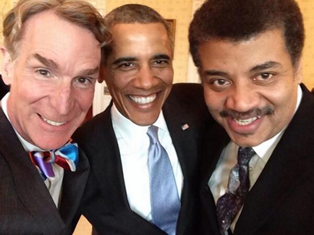 Obama, nuovo"selfie". Stavolta con due scienziati