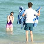 Anne Hathaway, giornata in spiaggia con Adam Schulman 05