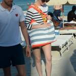 Anne Hathaway, giornata in spiaggia con Adam Schulman 03