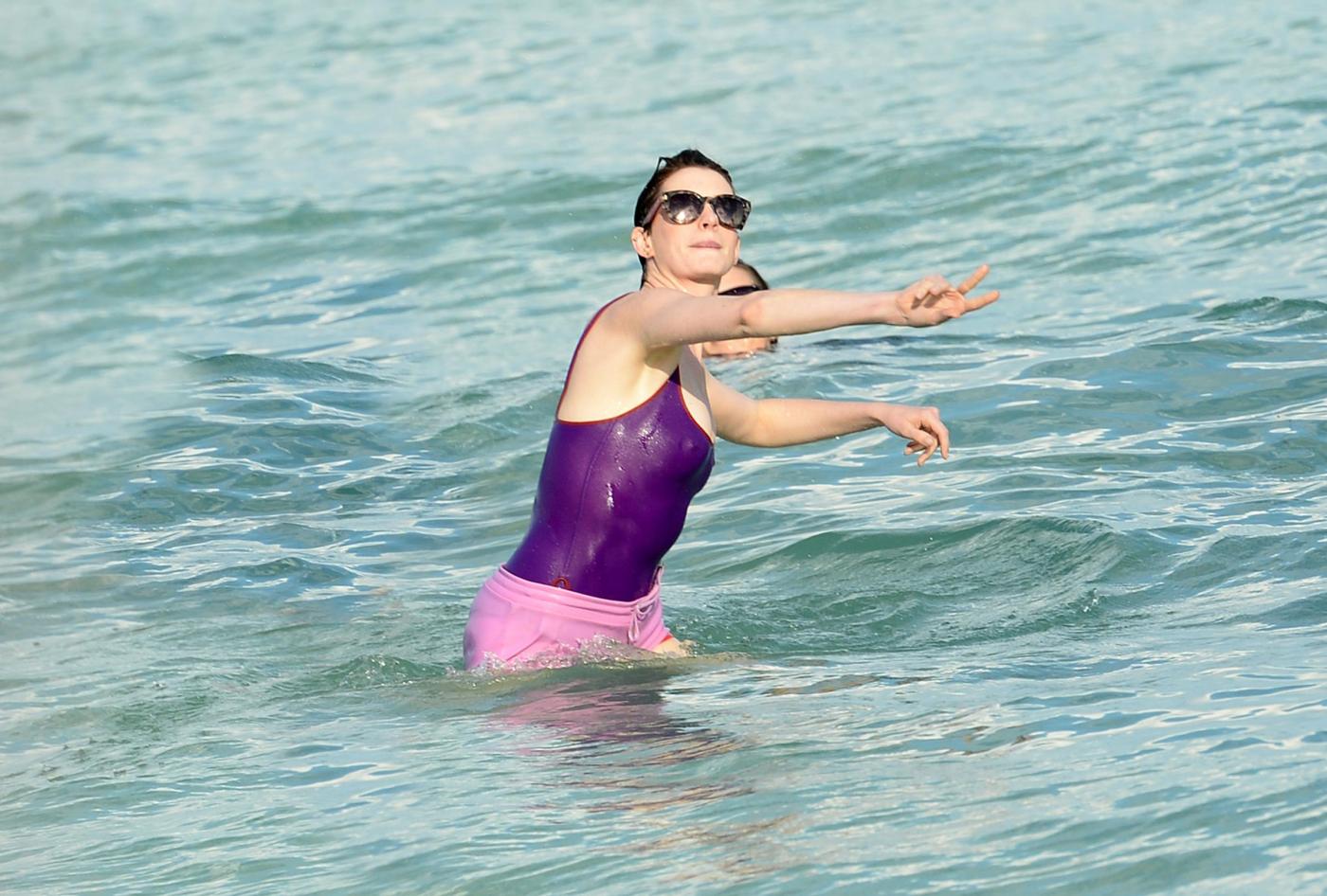 Anne Hathaway, giornata in spiaggia con Adam Schulman 07