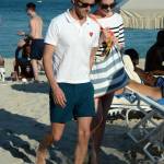 Anne Hathaway, giornata in spiaggia con Adam Schulman 06