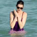 Anne Hathaway, giornata in spiaggia con Adam Schulman 02