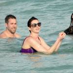 Anne Hathaway, giornata in spiaggia con Adam Schulman 04