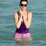 Anne Hathaway, giornata in spiaggia con Adam Schulman 01