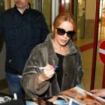 Kylie Minogue firma autografi ai fan a Berlino06088