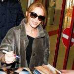 Kylie Minogue firma autografi ai fan a Berlino03