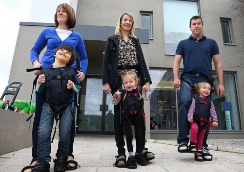 Upsee: l'invenzione di una mamma che fa camminare i bimbi paralizzati