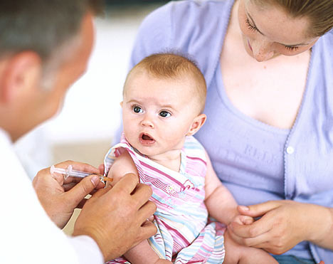 Vaccini, sempre più genitori contrari. "Così bambini a rischio"