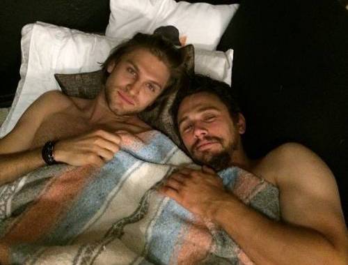 James Franco e Keegan Allen gay? Selfie a letto insieme