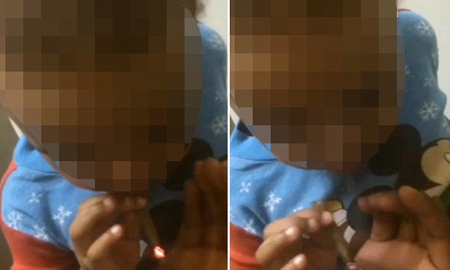 Bimbo fuma marijuana sul WC: genitori guardano e ridono. Video indigna il web