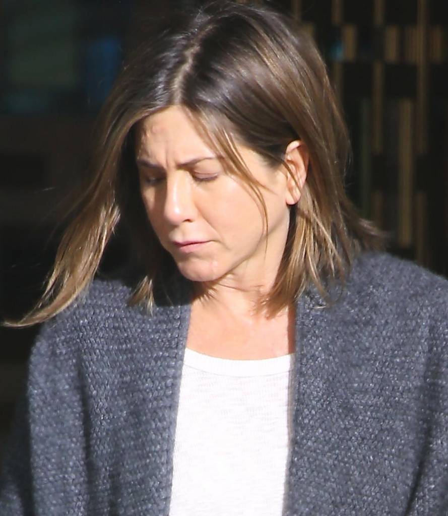 Jennifer Aniston pallida, struccata e con la cicatrice per il film