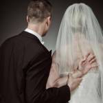 La sposa con il braccio tumefatto campagna choc contro la violenza in Norvegia01