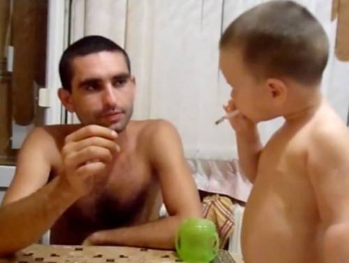 Padre fa fumare sigaretta al bimbo piccolo: video indigna il web