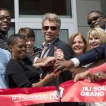 Philadelphia, 55 appartamenti per i senzatetto Bon Jovi taglia il nastro01