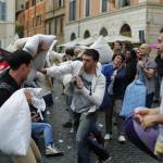 "Pillow Fight", torna a Roma la guerra dei cuscini02
