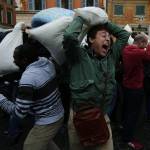 "Pillow Fight", torna a Roma la guerra dei cuscini07