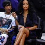 Rihanna, patatine fritte e risatine alla partita di basket02