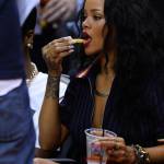 Rihanna, patatine fritte e risatine alla partita di basket05