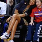 Rihanna, patatine fritte e risatine alla partita di basket7