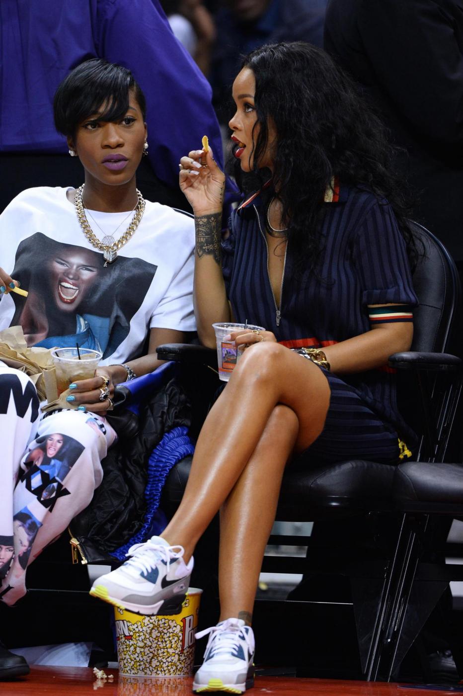 Rihanna, patatine fritte e risatine alla partita di basket08