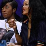 Rihanna, patatine fritte e risatine alla partita di basket09