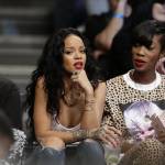 Rihanna senza reggiseno alla partita di basket08