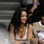 Rihanna senza reggiseno alla partita di basket07