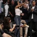 Rihanna senza reggiseno alla partita di basket06
