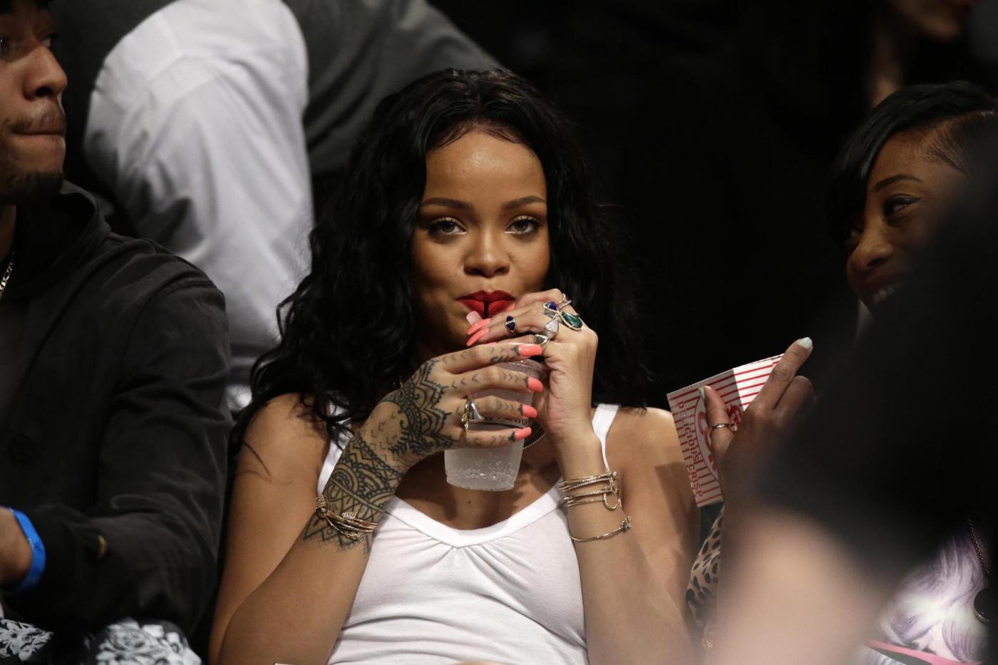 Rihanna senza reggiseno alla partita di basket05