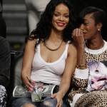 Rihanna senza reggiseno alla partita di basket04