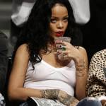 Rihanna senza reggiseno alla partita di basket02